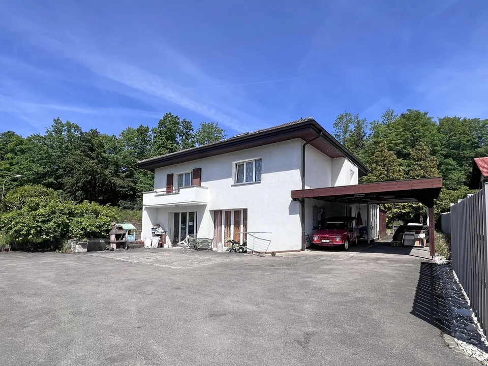 Villa mit Möglichkeit, 2 unabhängige Wohnungen zu schaffen