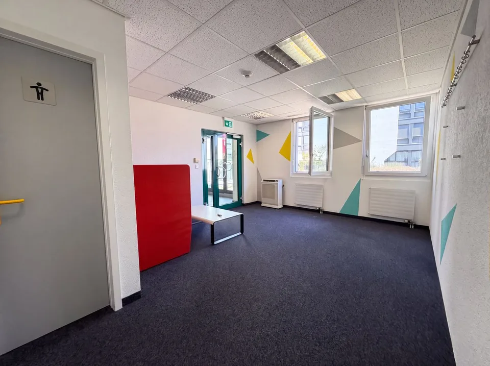 Local commercial à vendre à Crissier - 7,5 pièces de 179m2 avec un dépôts et des places de parking !
