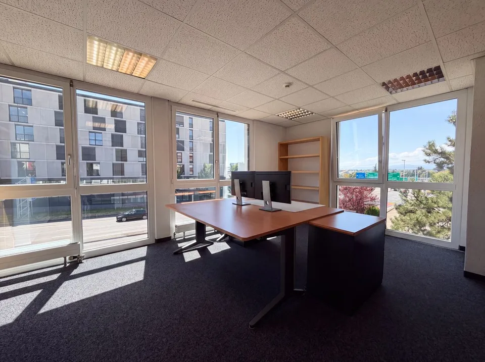Local commercial à vendre à Crissier - 7,5 pièces de 179m2 avec un dépôts et des places de parking !