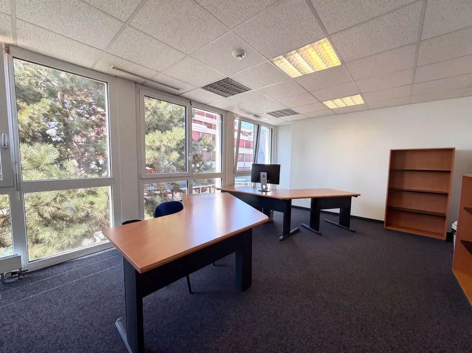 Local commercial à vendre à Crissier - 7,5 pièces de 179m2 avec un dépôts et des places de parking !