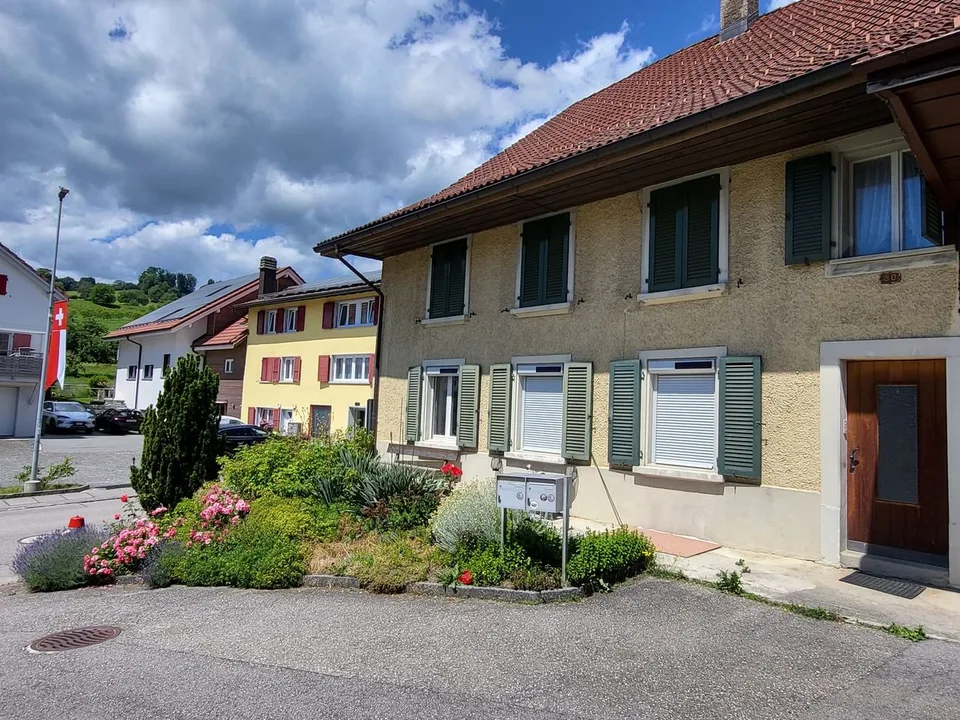 Bauernhaus mit Garten, Parkplätzen und grosser Ausbaureserve - ideal als Generationenhaus
