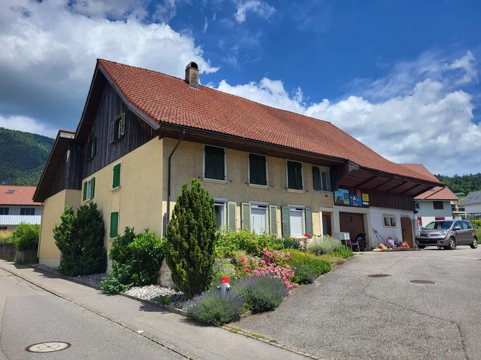 Bauernhaus mit Garten, Parkplätzen und grosser Ausbaureserve - idea...