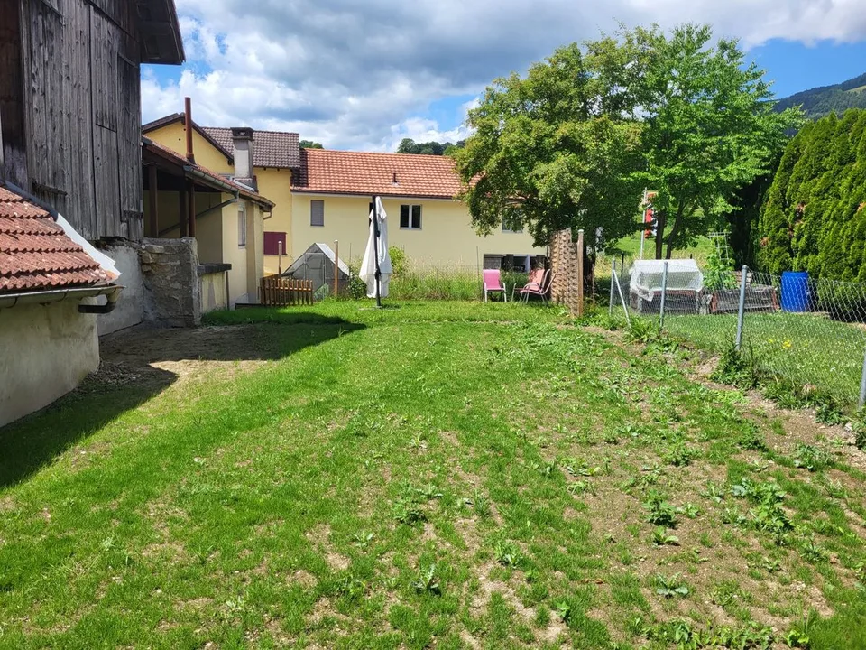 Bauernhaus mit Garten, Parkplätzen und grosser Ausbaureserve - ideal als Generationenhaus