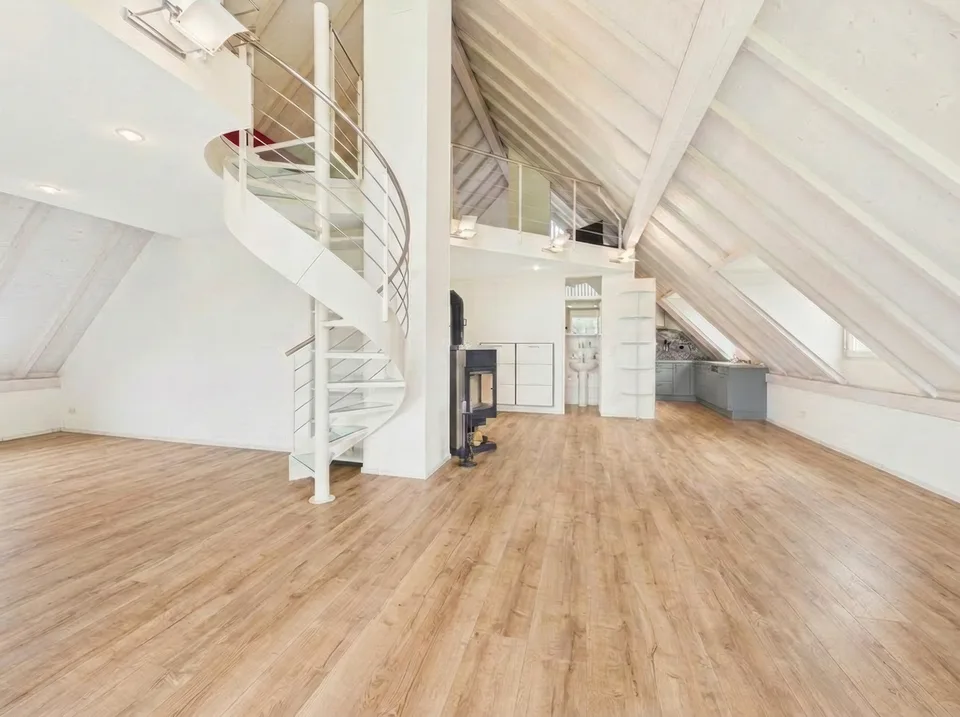Helle 3.5-Zimmer-Dachwohnung mit Seesicht in Uster