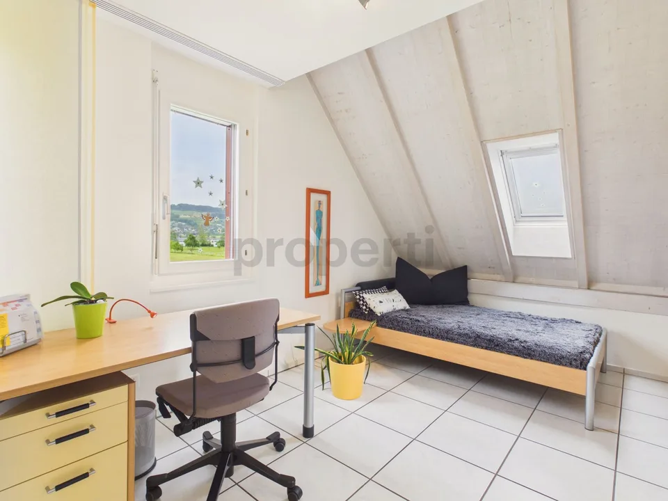 Helle 3.5-Zimmer-Dachwohnung mit Seesicht in Uster