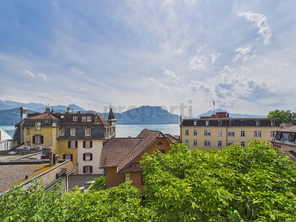 Vista sul lago da sogno, balcone soleggiato e fascino storico dell'edificio antico