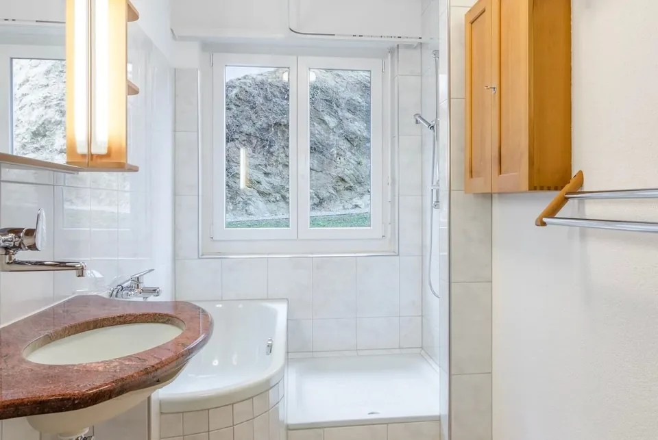 Vue lac et montagne de rêve, situation en cul-de-sac ensoleillée et balcon privé