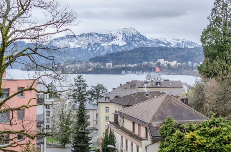 Vue lac et montagne de rêve, situation en cul-de-sac ensoleillée et balcon privé
