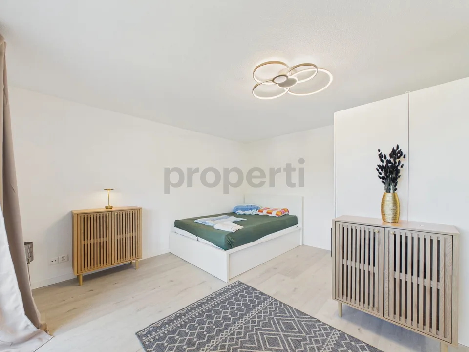 High-quality renovation, stylishly furnished and including private parking