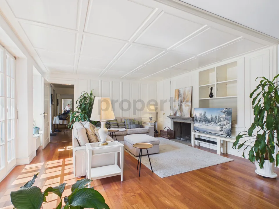 Von aussen zurückhaltend. Von innen eine sehr private 7.5 Zimmer Villa mit grossem Pool und schönem Garten