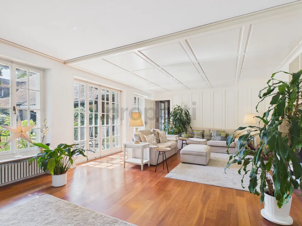 Von aussen zurückhaltend. Von innen eine sehr private 7.5 Zimmer Villa mit grossem Pool und schönem Garten