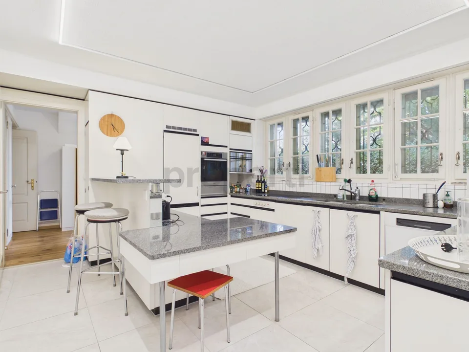 Von aussen zurückhaltend. Von innen eine sehr private 7.5 Zimmer Villa mit grossem Pool und schönem Garten