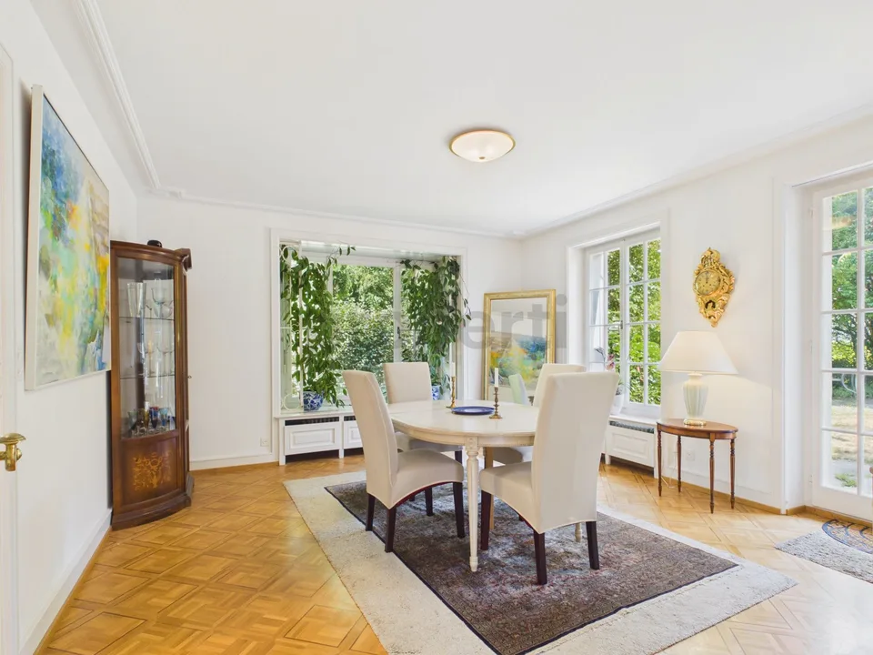 Von aussen zurückhaltend. Von innen eine sehr private 7.5 Zimmer Villa mit grossem Pool und schönem Garten
