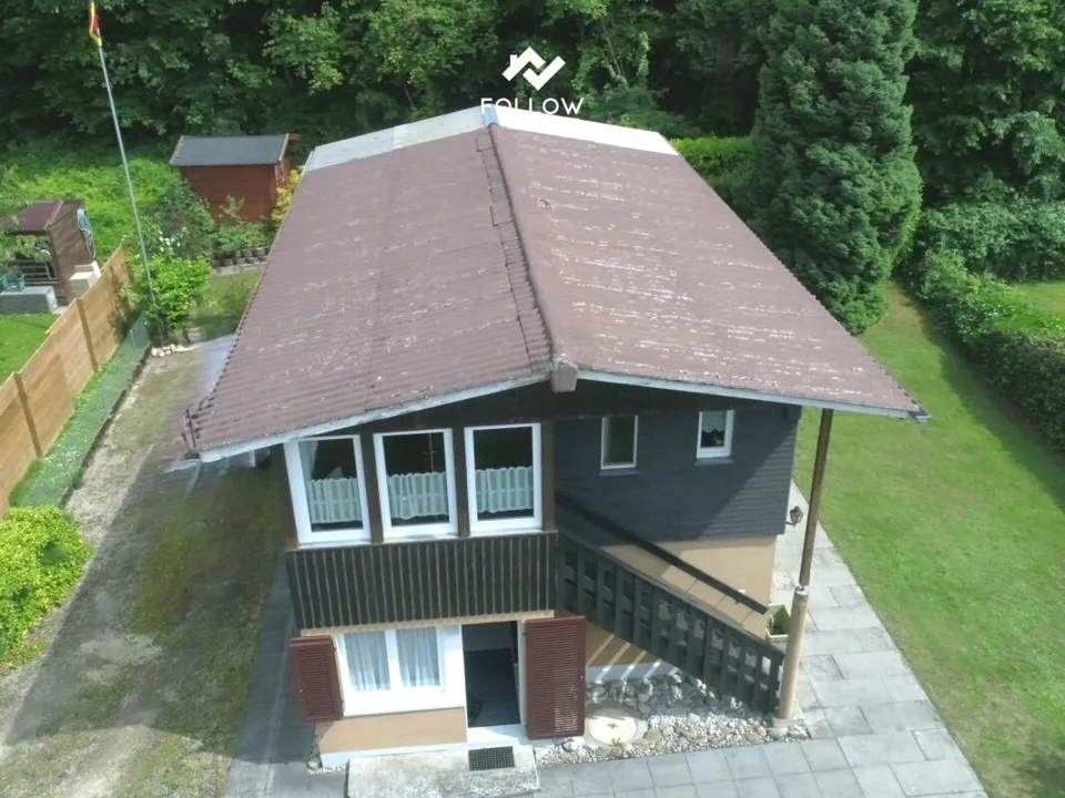 Casa residenziale ben curata con area circostante e potenziale di sviluppo in una posizione tranquilla sul lago di Neuchâtel