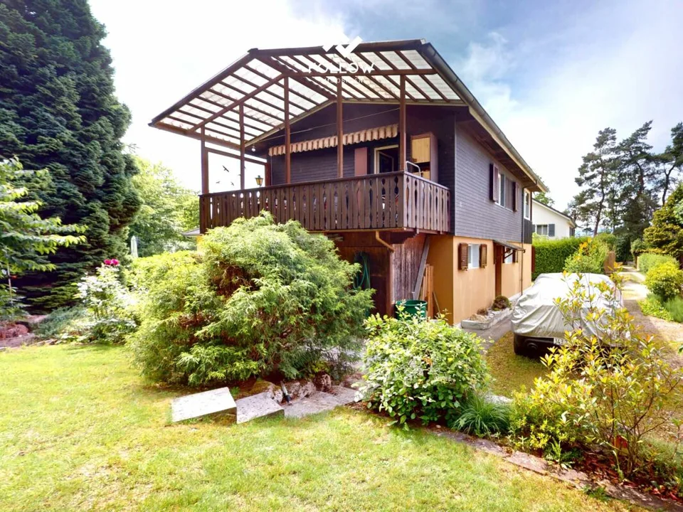 Casa residenziale ben curata con area circostante e potenziale di sviluppo in una posizione tranquilla sul lago di Neuchâtel