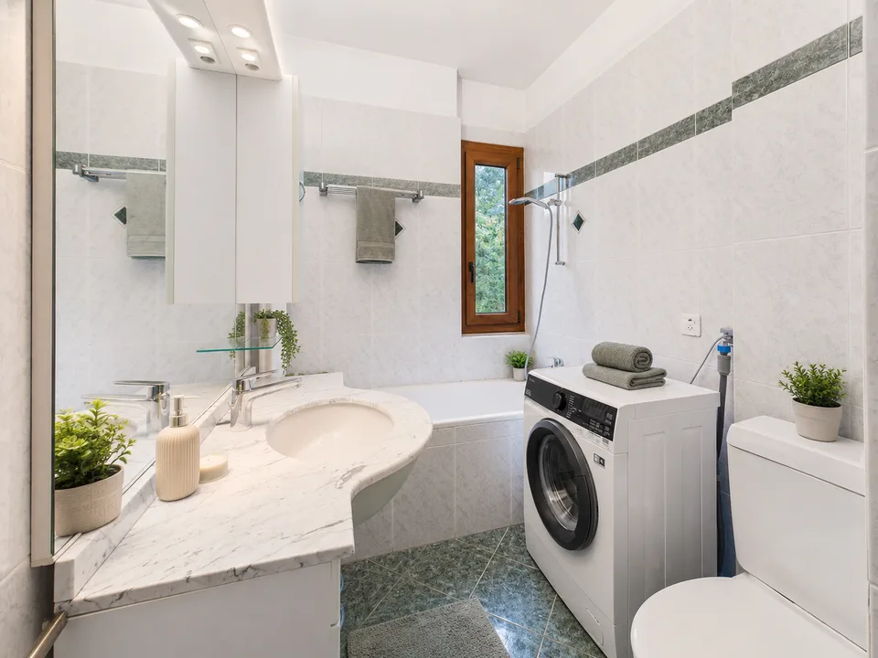 Exceptional 3.5-room apartment with lake view in Pazzallo