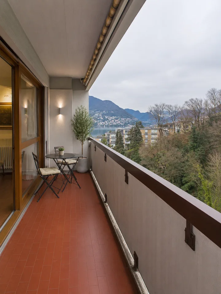 Exceptional 3.5-room apartment with lake view in Pazzallo