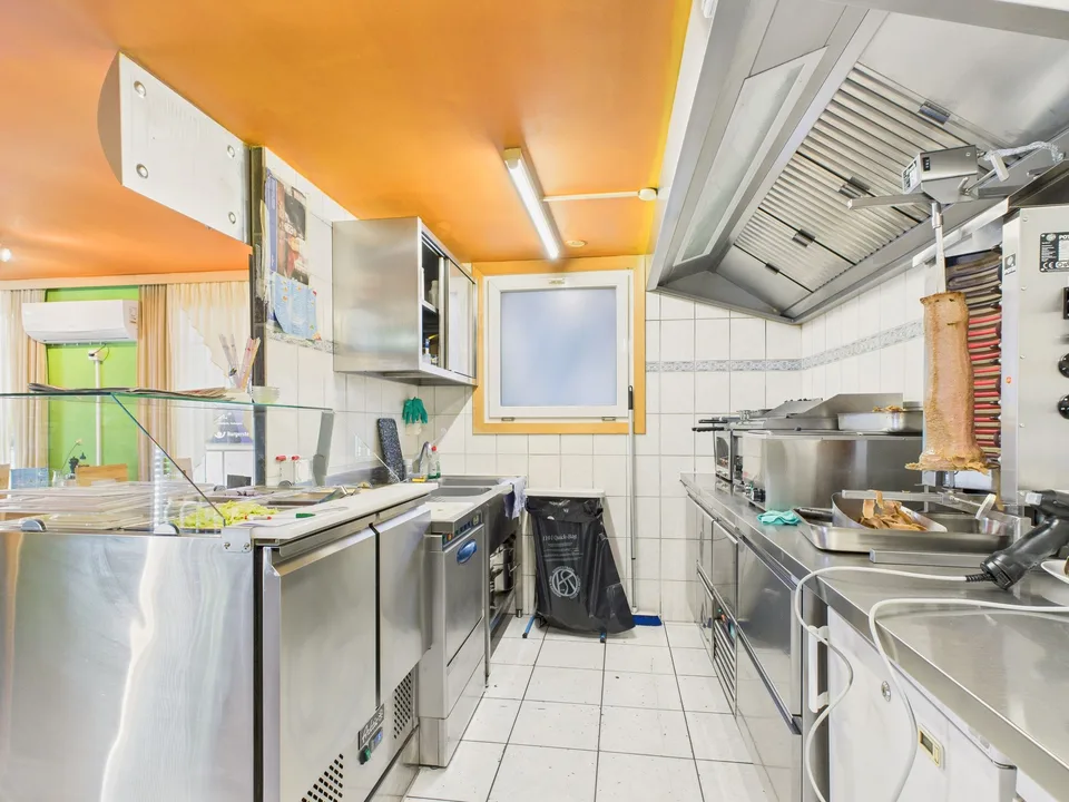 Casa a due famiglie con appartamento di 3,5 locali e spazio commerciale (kebab) al piano terra