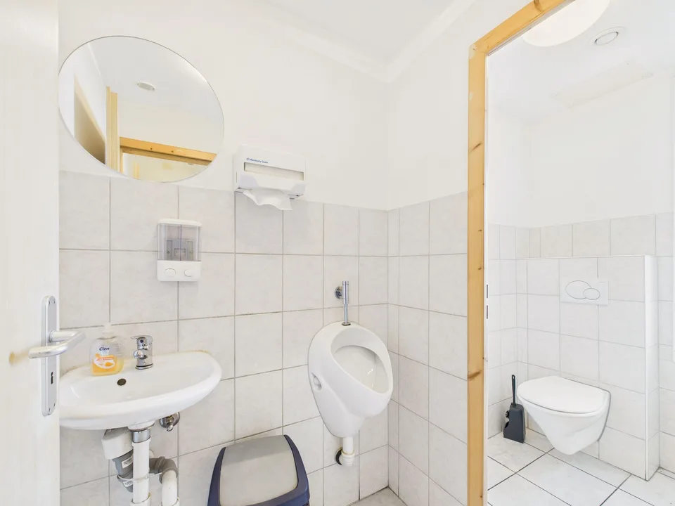 Casa a due famiglie con appartamento di 3,5 locali e spazio commerciale (kebab) al piano terra