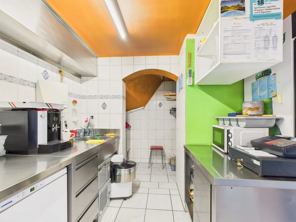 Casa a due famiglie con appartamento di 3,5 locali e spazio commerciale (kebab) al piano terra