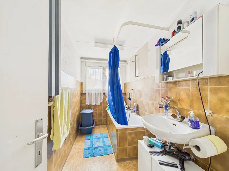 Casa a due famiglie con appartamento di 3,5 locali e spazio commerciale (kebab) al piano terra