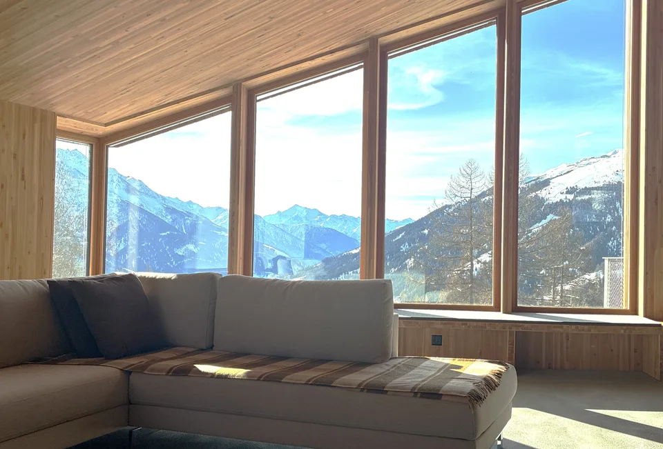 Casa unifamiliare architettonicamente eccezionale in una posizione panoramica di prima classe nelle Alpi svizzere - una seconda casa con comfort abitativo e vista ampia