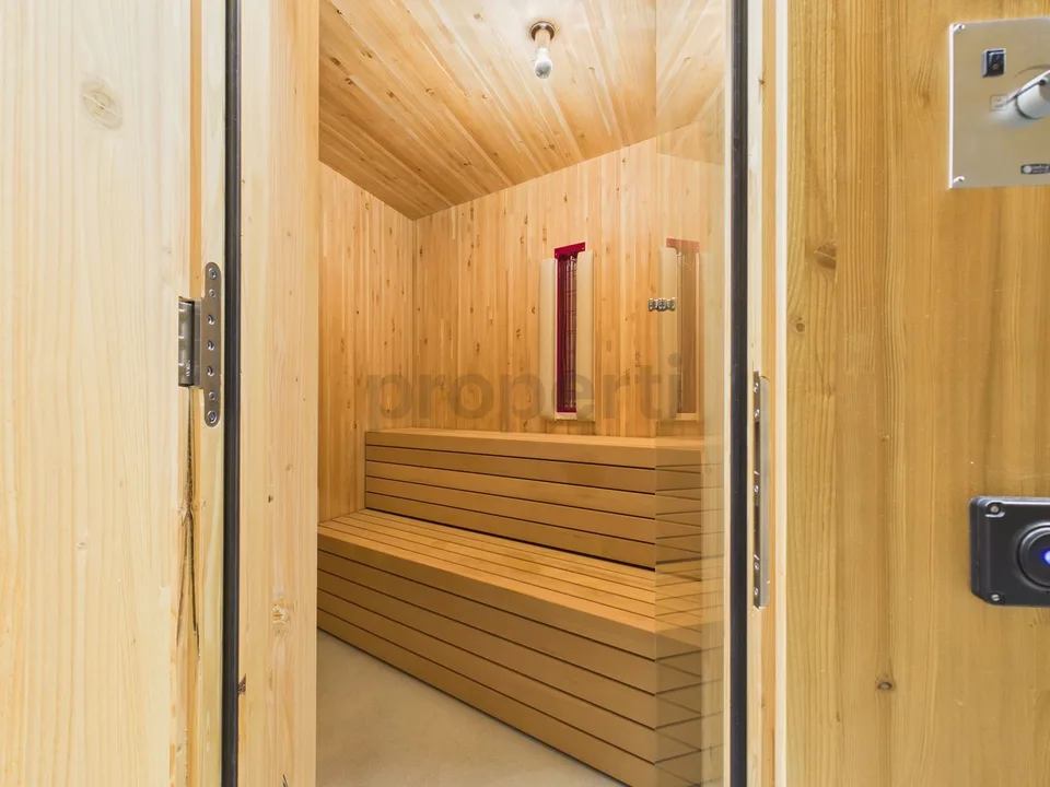 Casa unifamiliare architettonicamente eccezionale in una posizione panoramica di prima classe nelle Alpi svizzere - una seconda casa con comfort abitativo e vista ampia