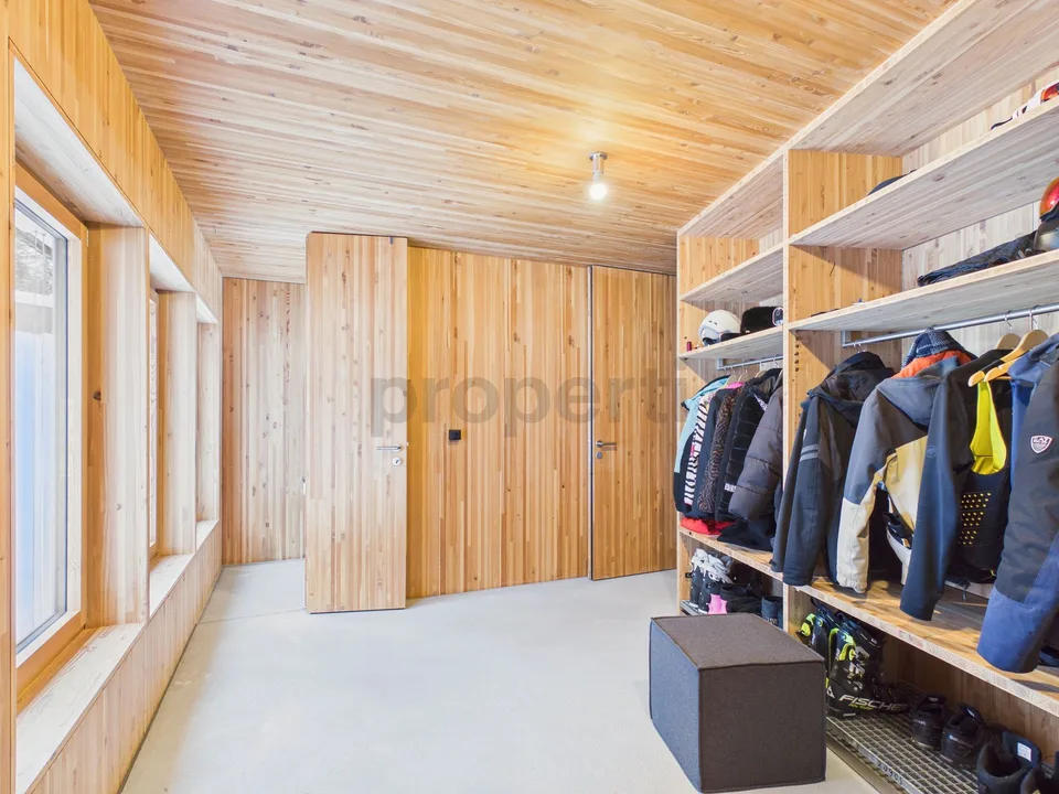 Casa unifamiliare architettonicamente eccezionale in una posizione panoramica di prima classe nelle Alpi svizzere - una seconda casa con comfort abitativo e vista ampia