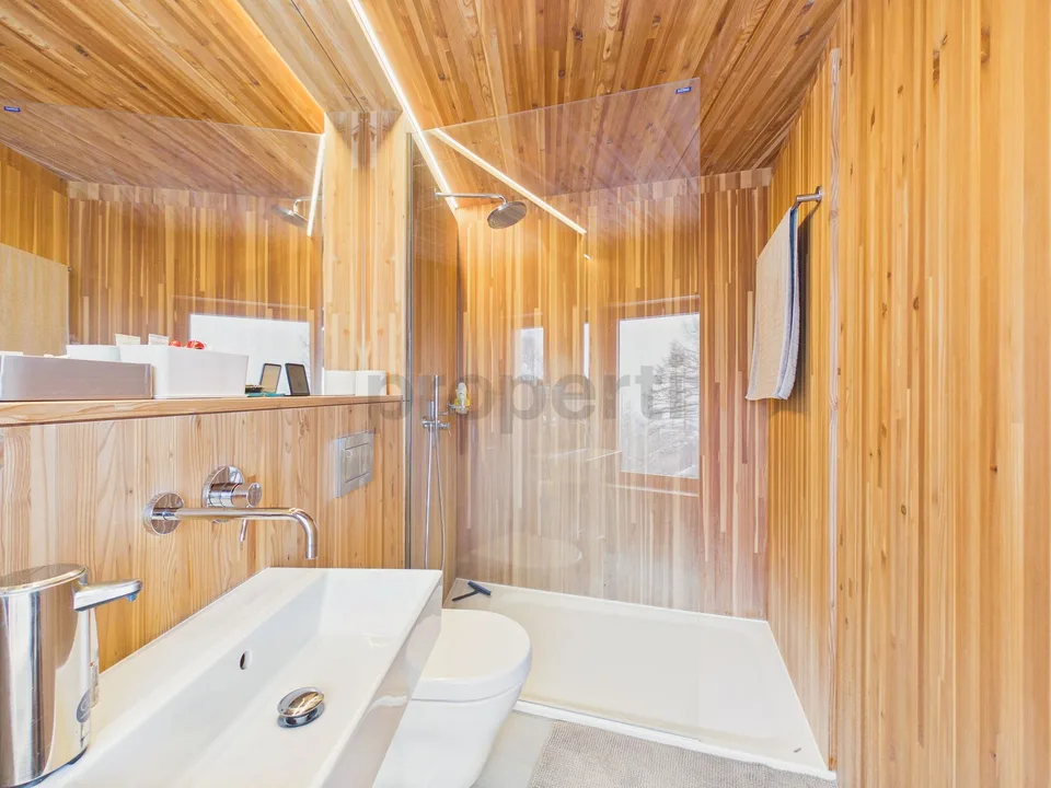 Casa unifamiliare architettonicamente eccezionale in una posizione panoramica di prima classe nelle Alpi svizzere - una seconda casa con comfort abitativo e vista ampia