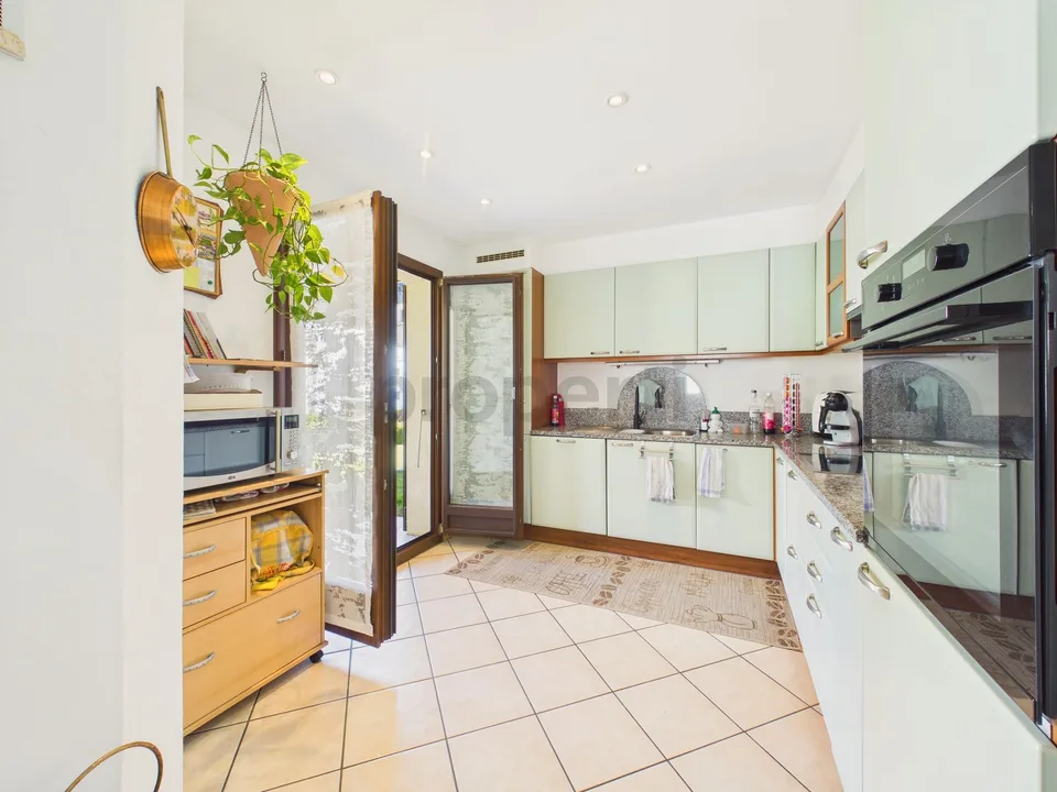Villa élégante de 5,5 pièces avec grand jardin plat à Piotta
