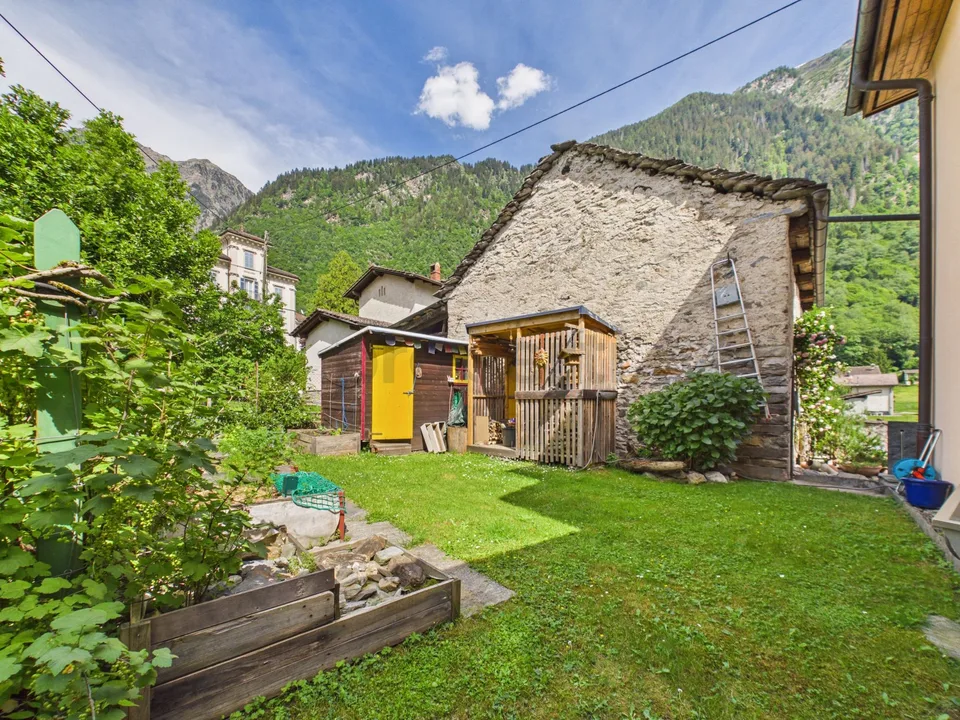 Elegante 2.5 locali row-house con balcone, Blenio