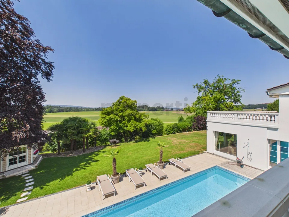 Exklusive Villa mit grandiosem Pool und unverbaubarem Panoramablick