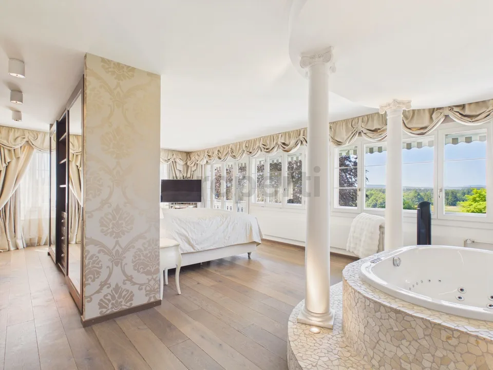 Exklusive Villa mit grandiosem Pool und unverbaubarem Panoramablick