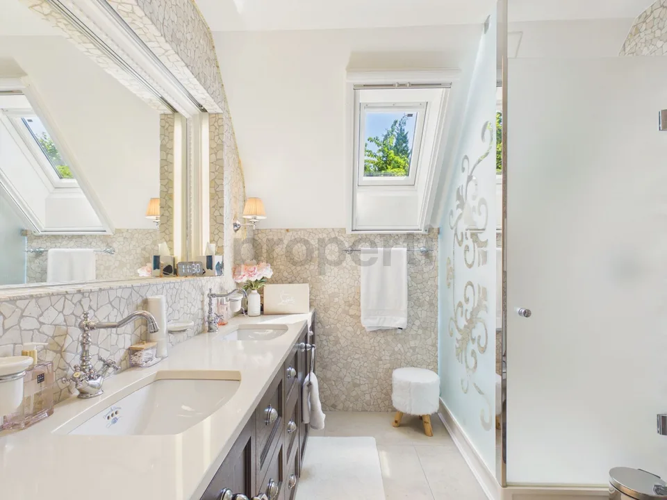 Exklusive Villa mit grandiosem Pool und unverbaubarem Panoramablick