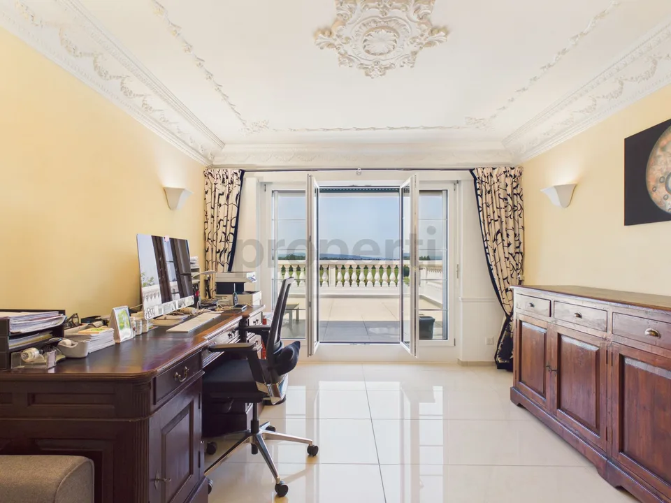 Exklusive Villa mit grandiosem Pool und unverbaubarem Panoramablick