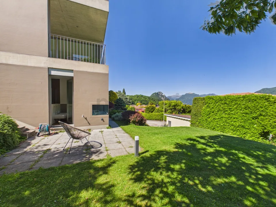 Elegante moderne Villa mit Garten und Panoramablick auf den See in Carona.