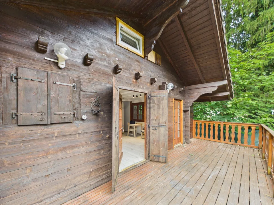 Charme authentischer Holz, moderne Ausführung und Terrasse am Rande der Grünfläche