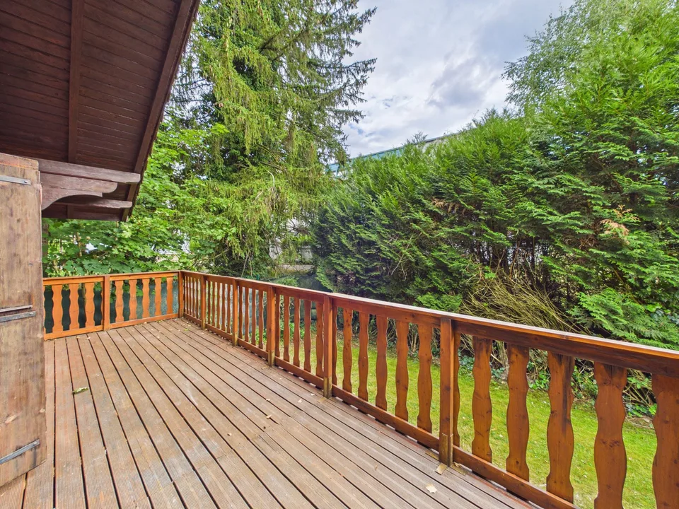 Charme authentischer Holz, moderne Ausführung und Terrasse am Rande der Grünfläche