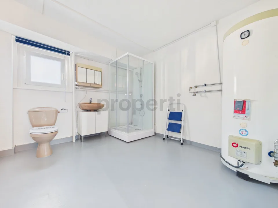 Renovated 3.5-room apartment with balcony and commercial rental income included