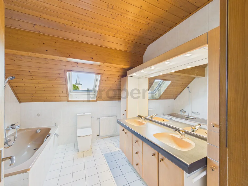 Renovated 3.5-room apartment with balcony and commercial rental income included