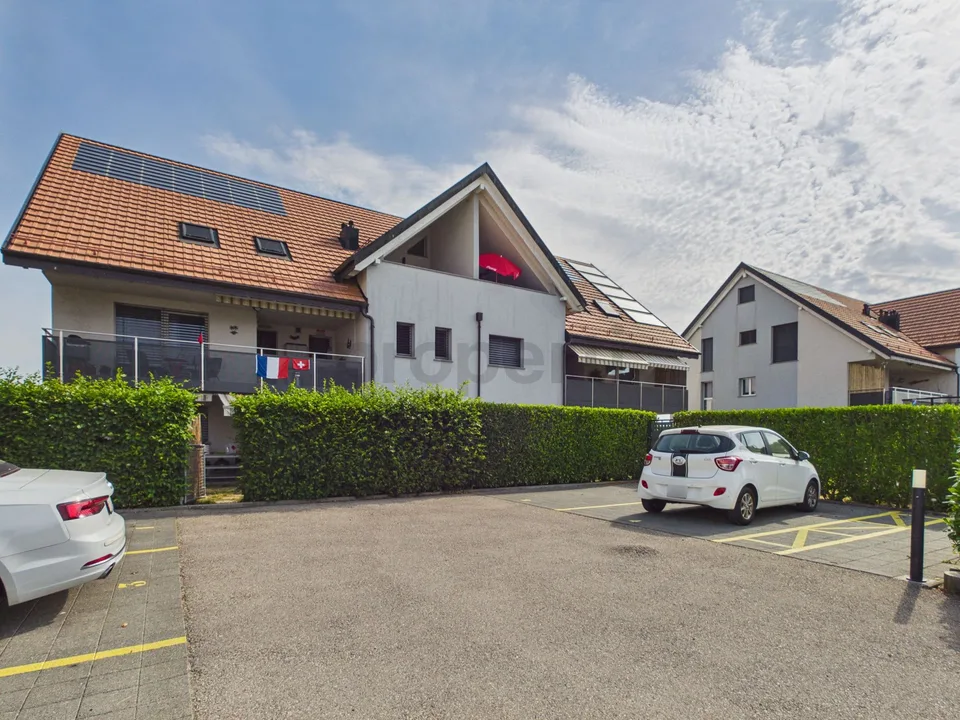 Terrasse plein Sud, vue dégagée sur la campagne et places de parc incluses