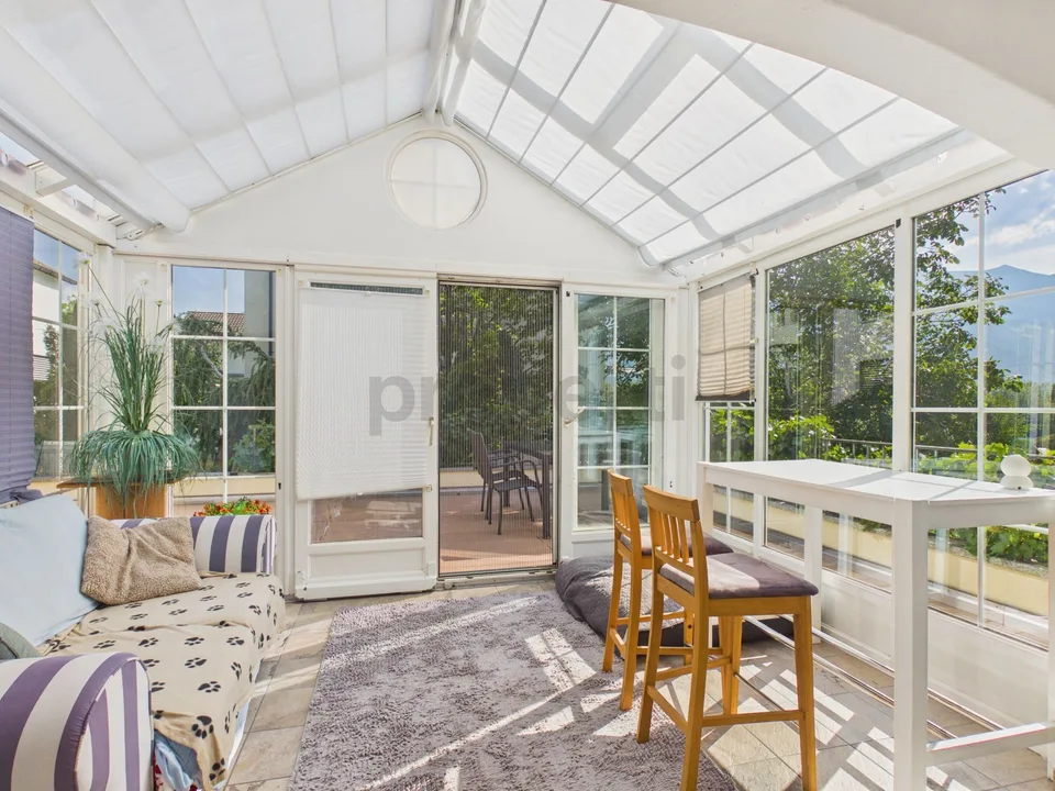 Appartement de rêve 4.5 pièces avec jardin d'hiver, terrasse et vue panoramique à Fläsch