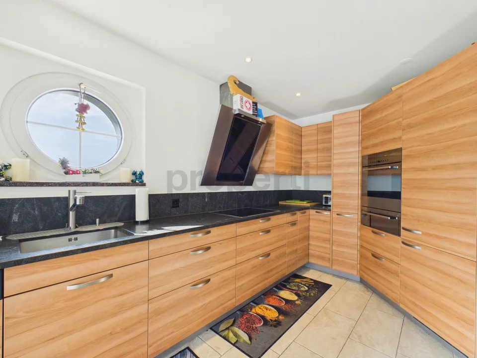 Appartement de rêve 4.5 pièces avec jardin d'hiver, terrasse et vue panoramique à Fläsch