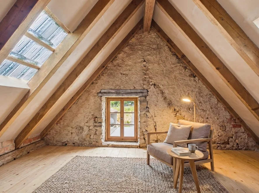 Appartamento di 3,5 locali al piano terra in un mulino storico del 1555 con soffitto gotico e giardino privato
