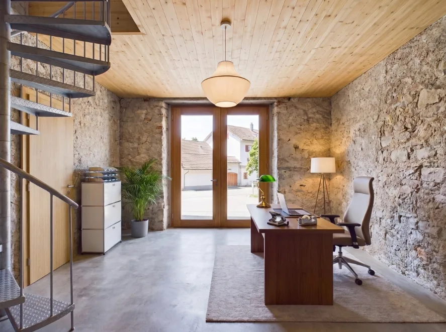 Appartamento di 3,5 locali al piano terra in un mulino storico del 1555 con soffitto gotico e giardino privato