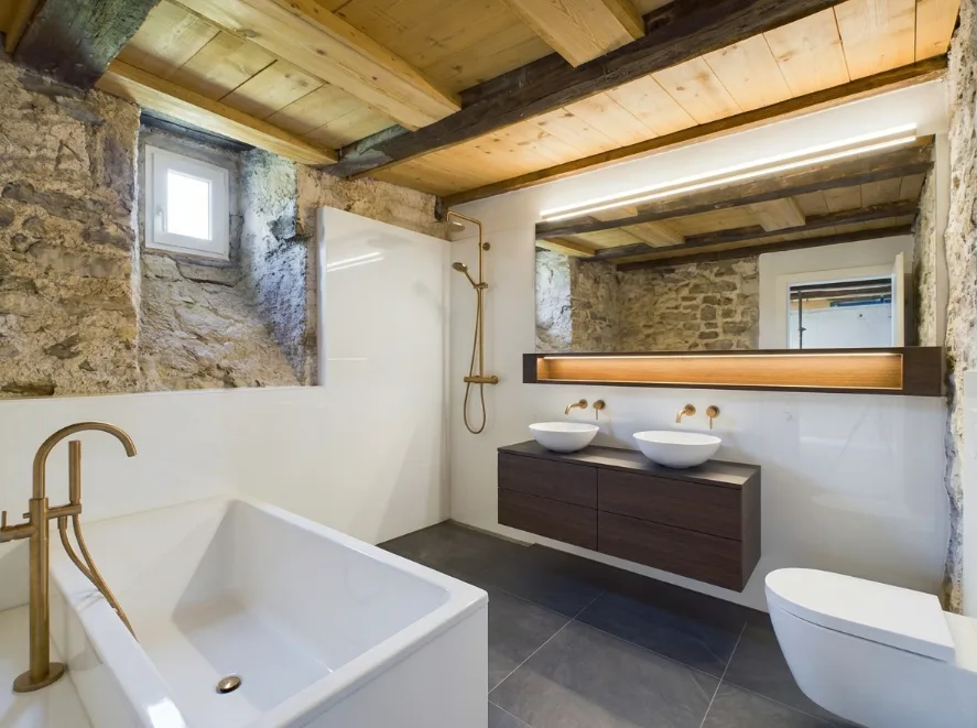 Appartamento di 3,5 locali al piano terra in un mulino storico del 1555 con soffitto gotico e giardino privato