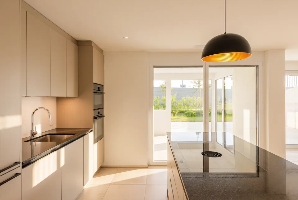 Appartement de jardin exclusif : avec serre, salle de bricolage, Minergie, îlot de cuisine