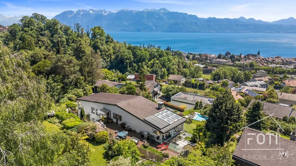 Superb high-end duplex with 5.5 rooms, garden, and private pool.
