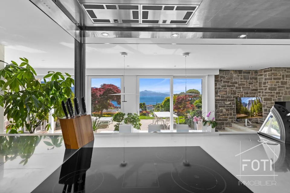 Superb high-end duplex with 5.5 rooms, garden, and private pool.