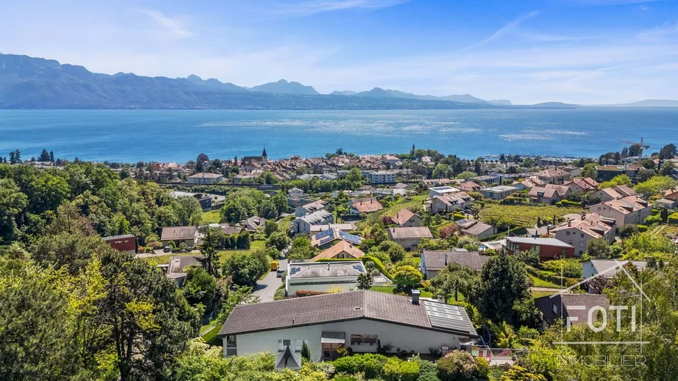 Superb high-end duplex with 5.5 rooms, garden, and private pool.
